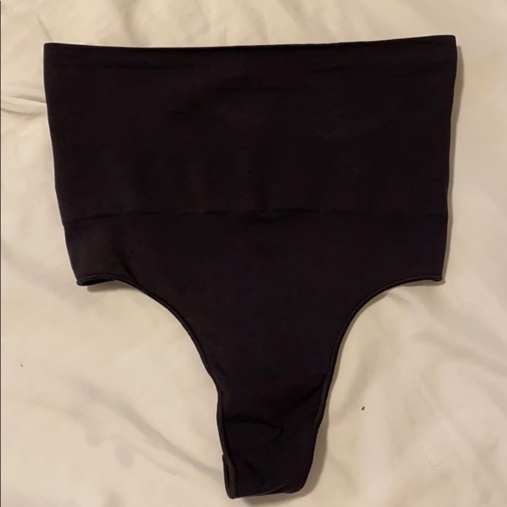 SKIMS - onyx thong core control thong (Never Worn)